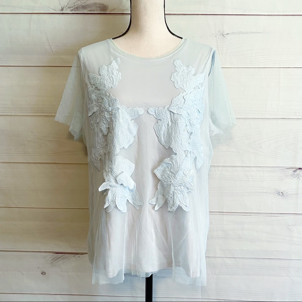 ❌SOLD❌NWOT Simply Vera Blue Mesh Floral Top